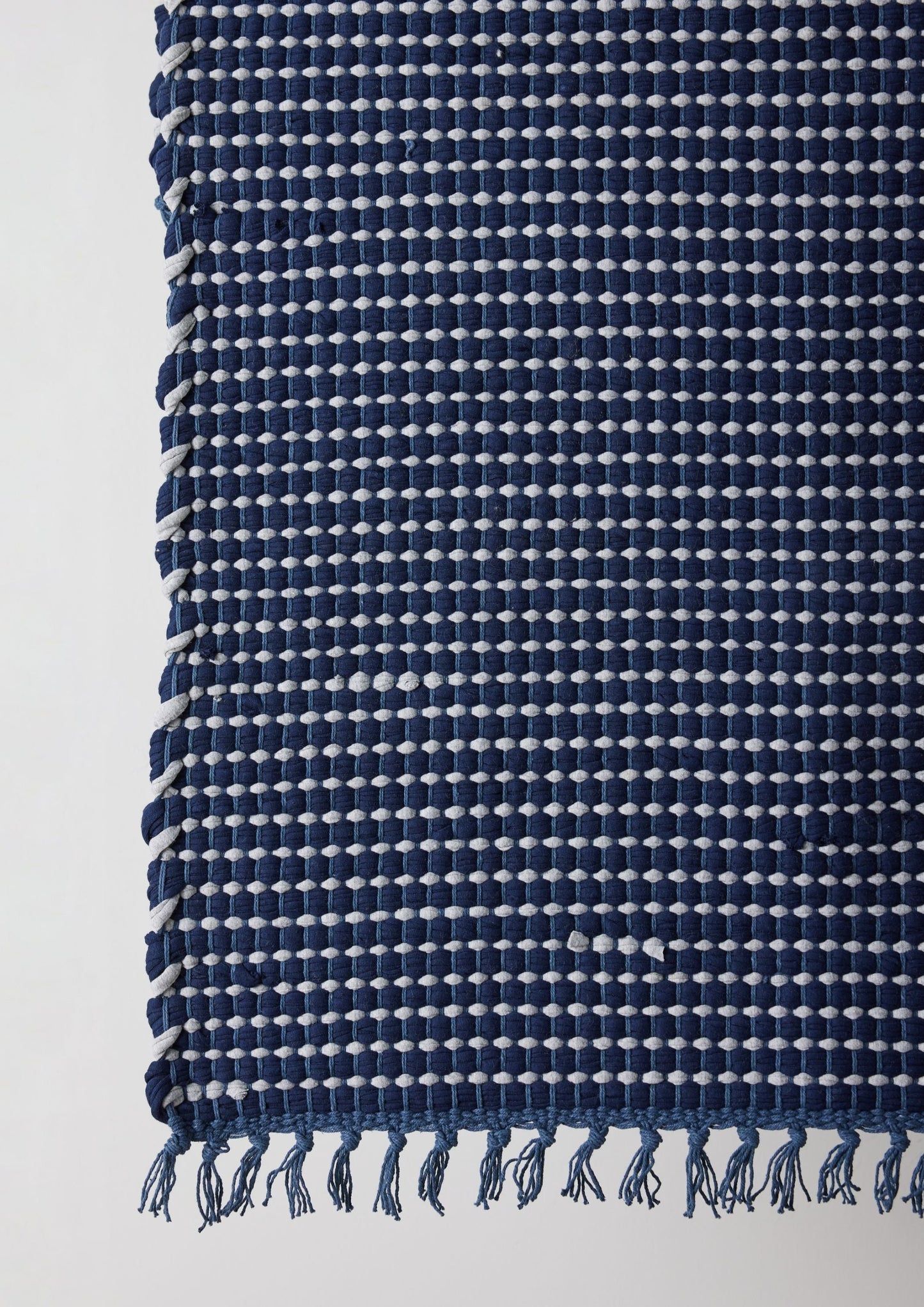 Handgewebte Baumwollmatte „Riverweave“ in Marineblau