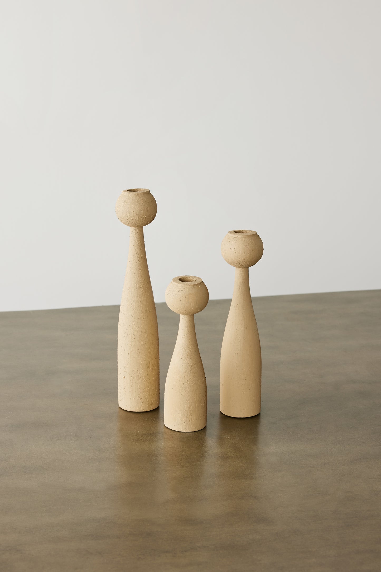 Konischer Kerzenständer aus Holz in Globus-Form