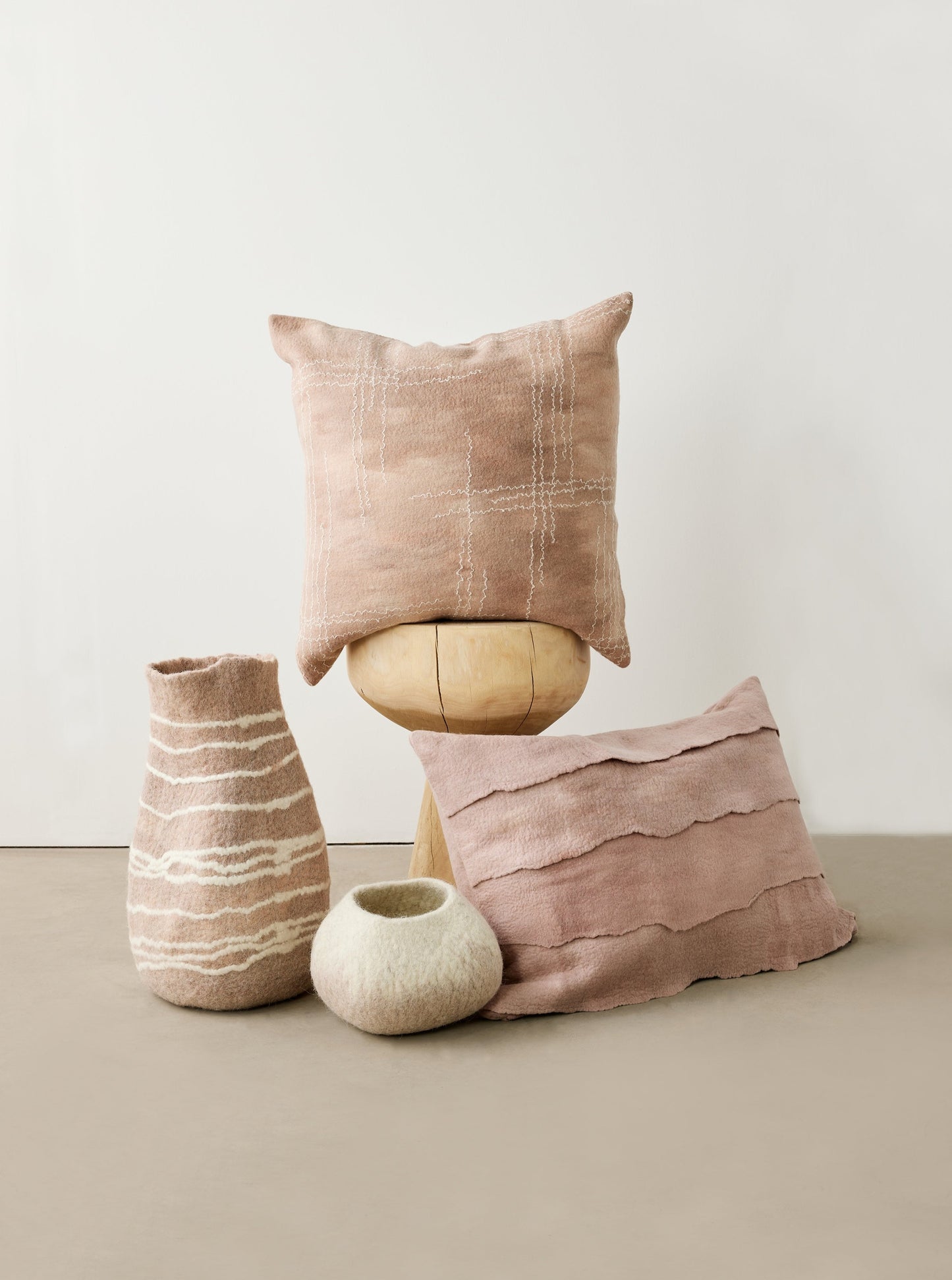 Lineares handgefilztes Wurfkissen aus Merinowolle in Dusty Rose