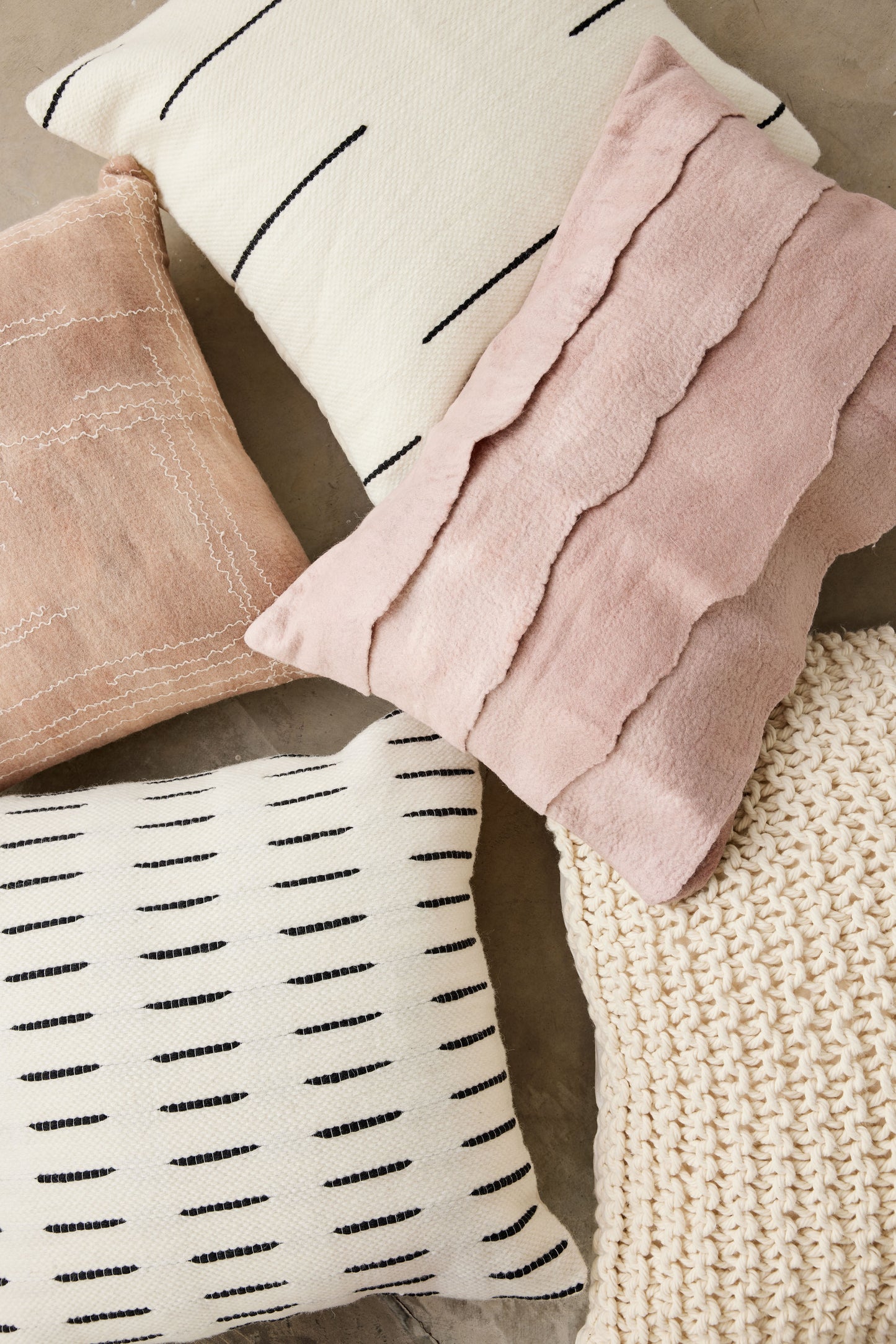 Lineares handgefilztes Wurfkissen aus Merinowolle in Dusty Rose