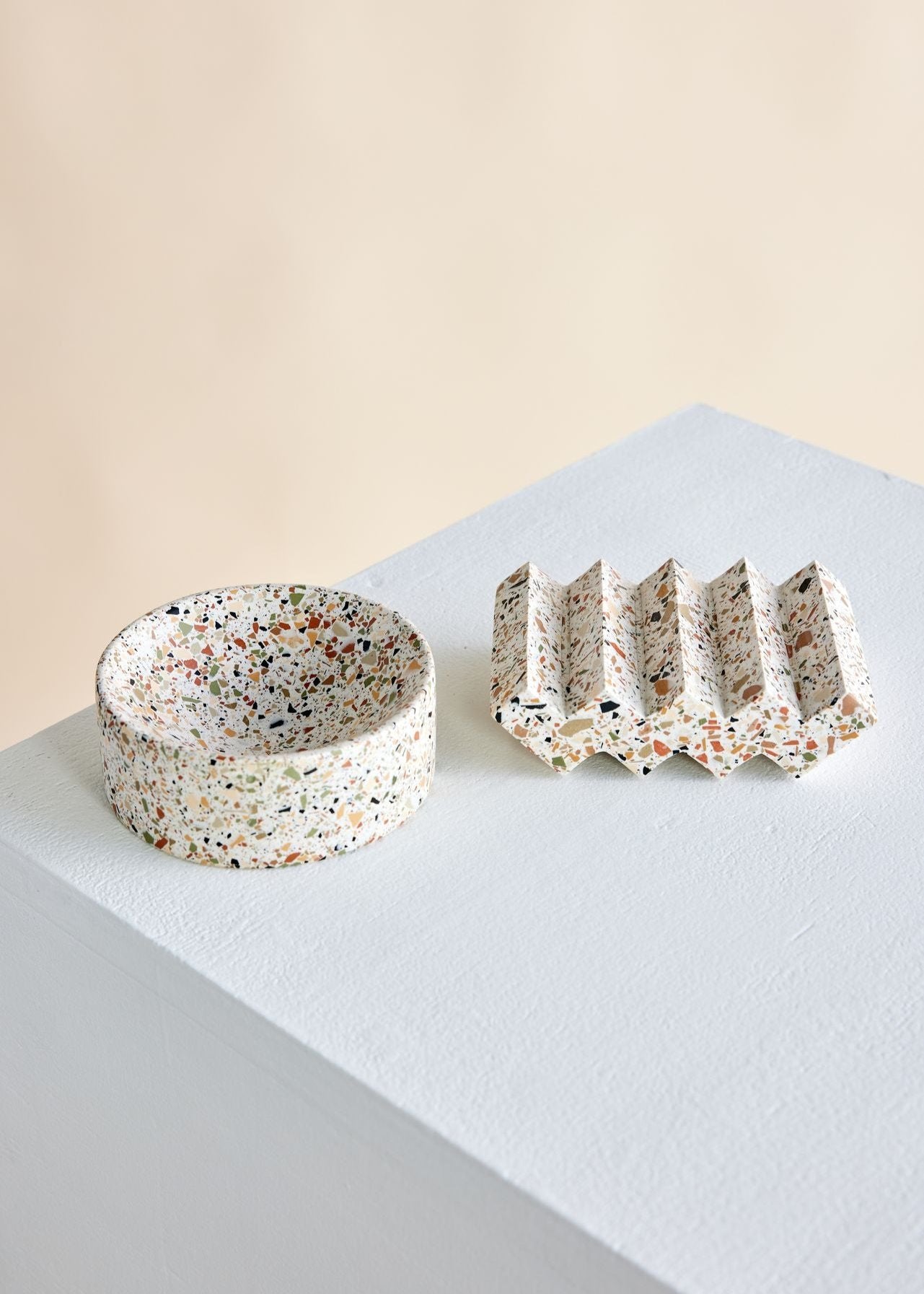 Neutrales Terrazzo-Set aus Seifenschale und Schmuckschale im Zickzack-Muster