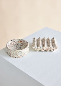 Neutrales Terrazzo-Set aus Seifenschale und Schmuckschale im Zickzack-Muster