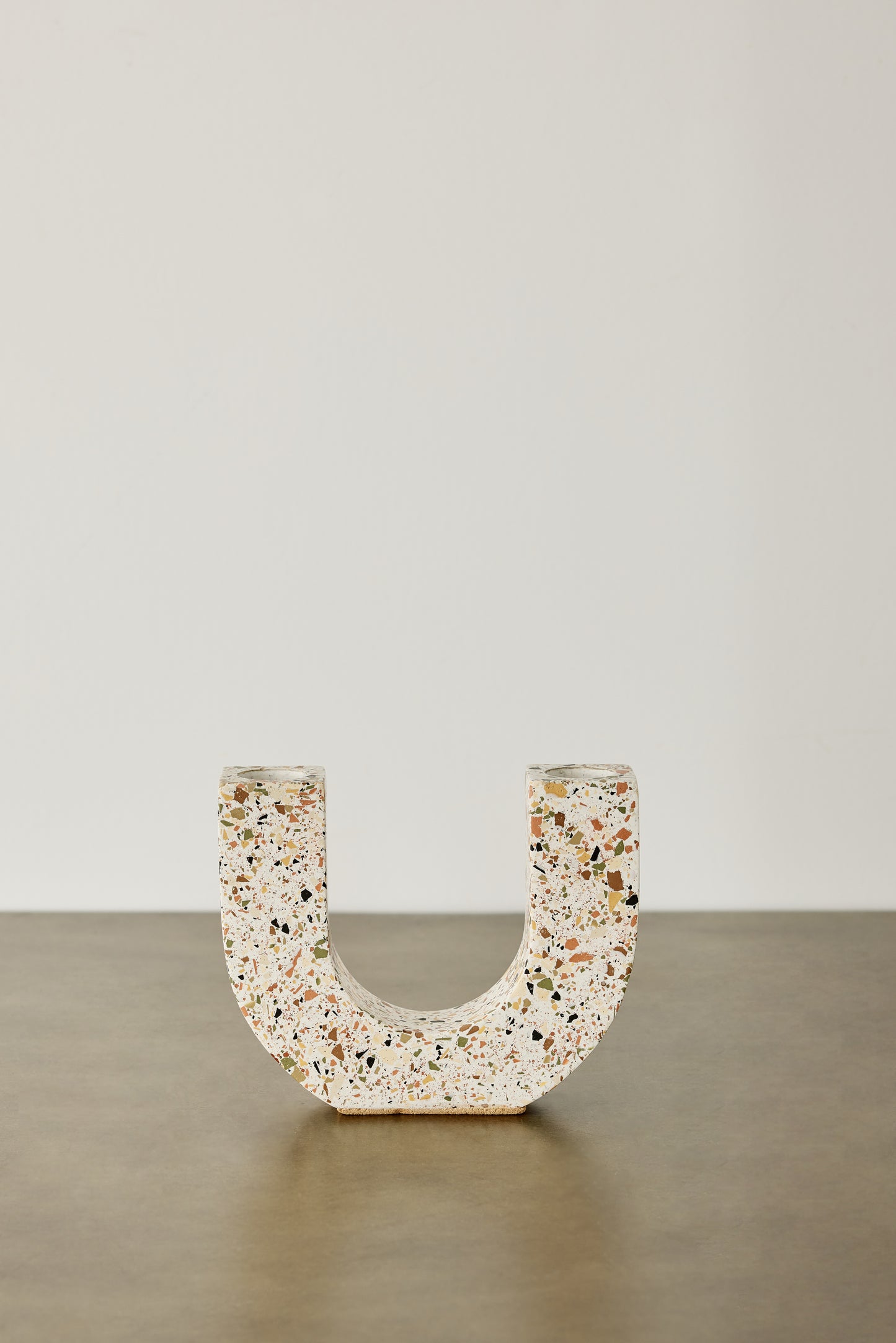U-förmiger neutraler Terrazzo-Kerzenhalter
