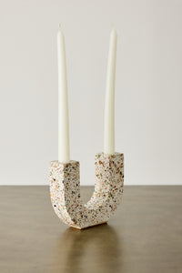 U-förmiger neutraler Terrazzo-Kerzenhalter