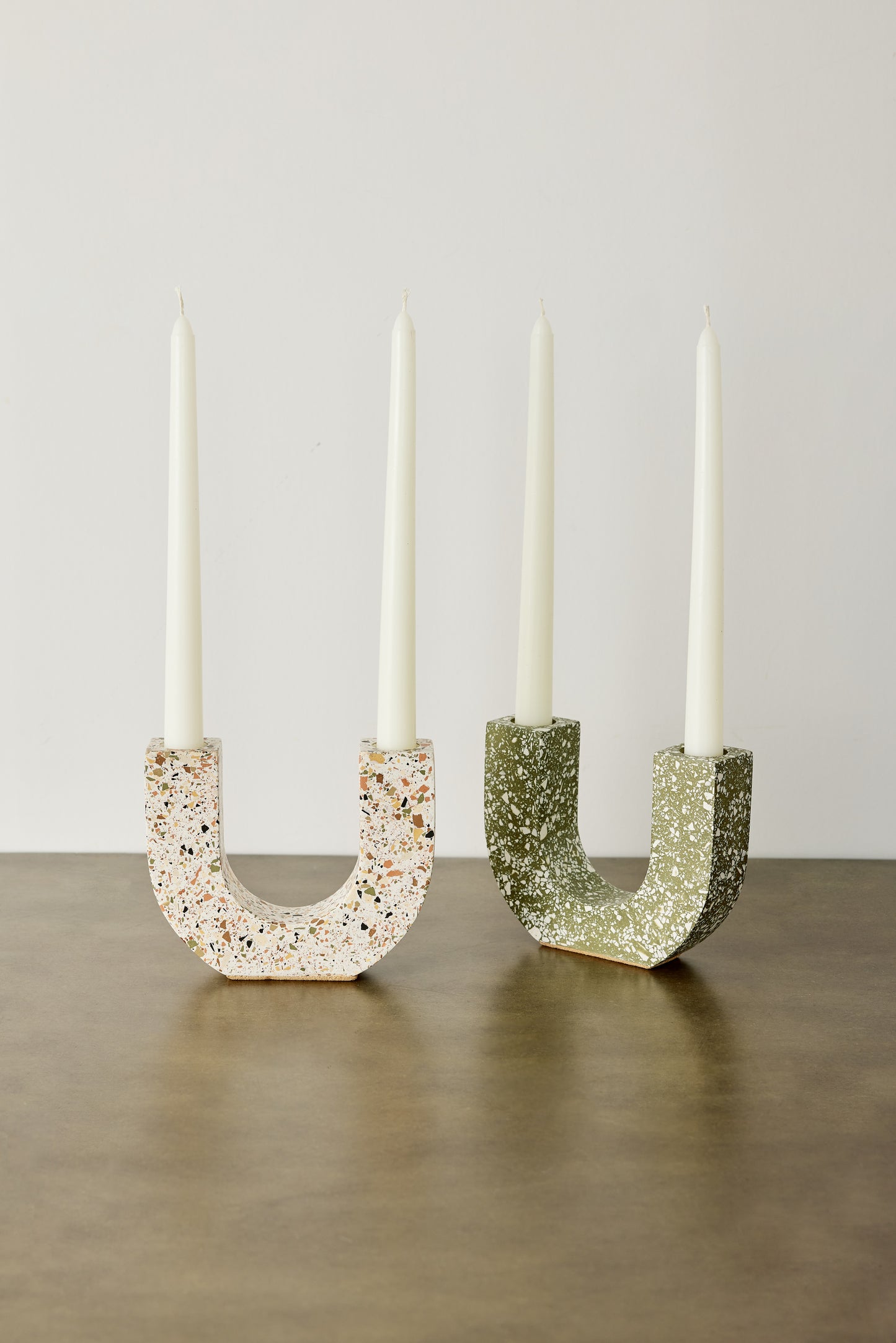 U-förmiger neutraler Terrazzo-Kerzenhalter