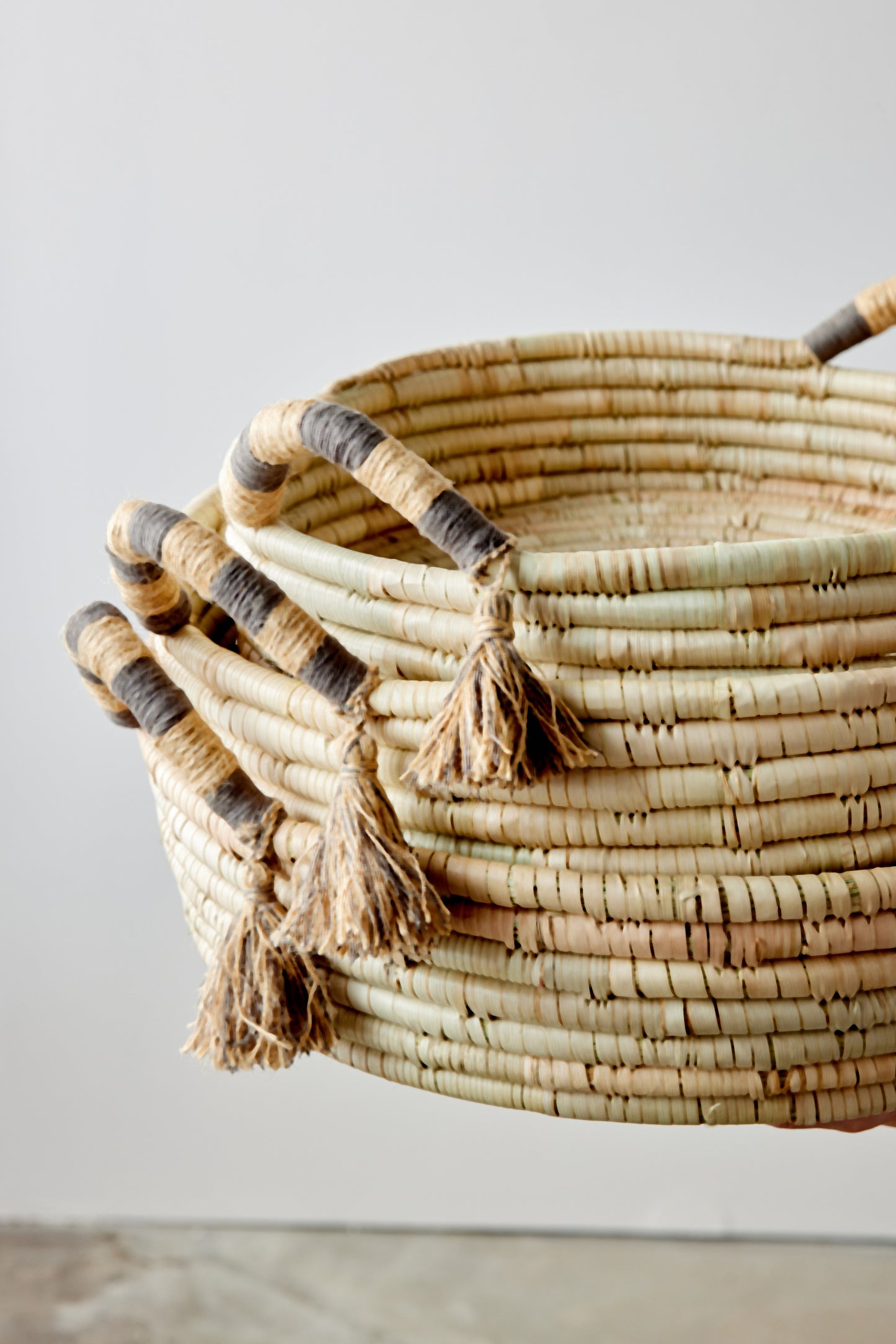 Betty-Tablett mit natürlichem Band und Quaste