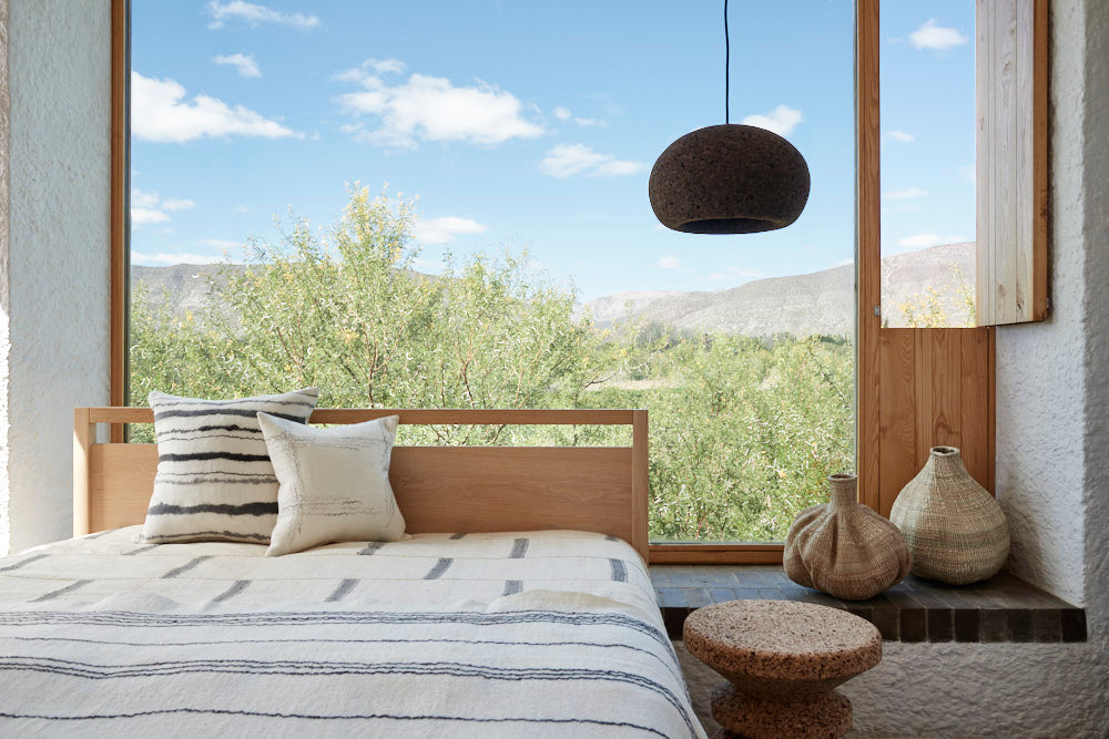 Lineares Dekokissen aus Bio-Wolle und Seide