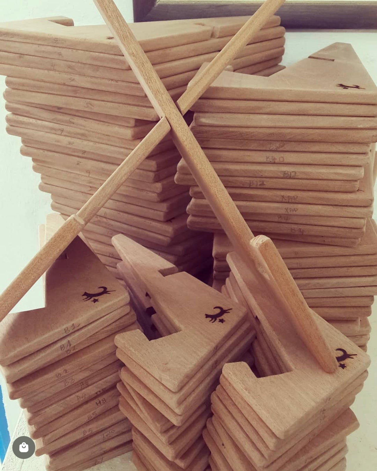 Expandable Book or Tablet Holder