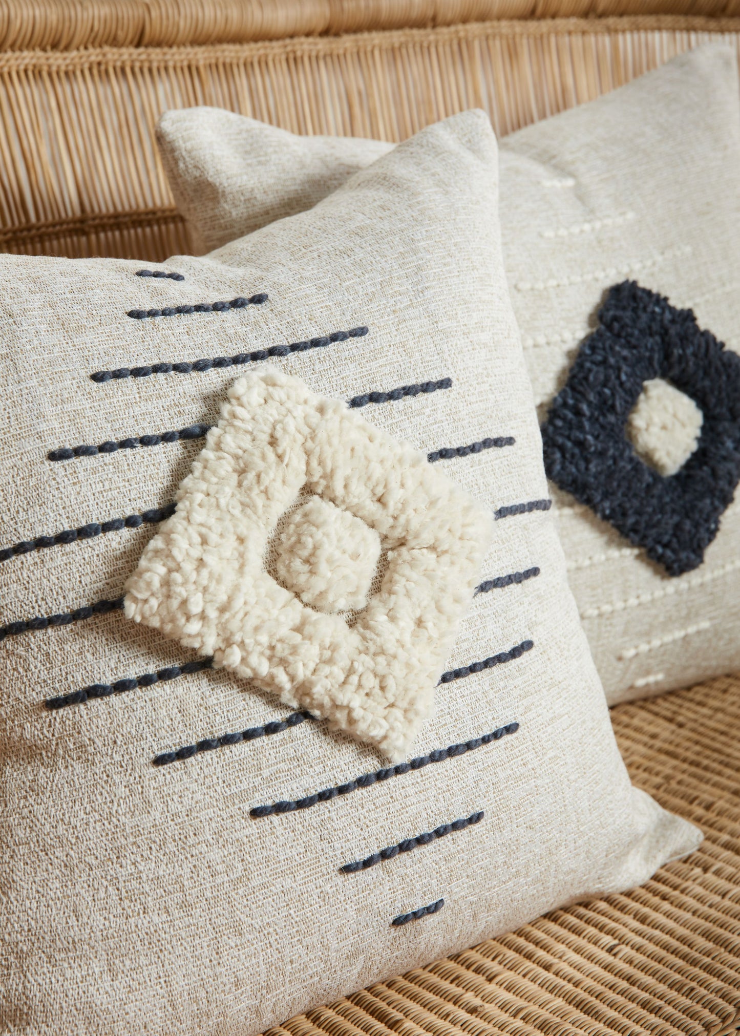 Modernes Boho-Wurfkissen: Weiß, Grau, Khanya-Wurfkissen