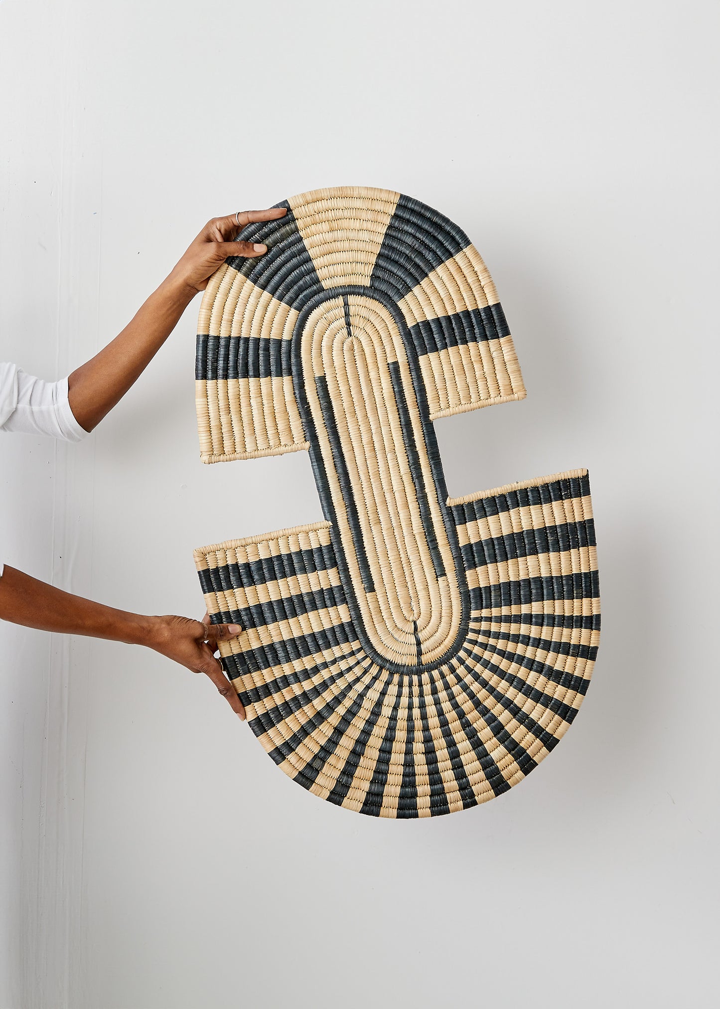 Gewebte Wandkunst in Schwarz und Natur von Maravi