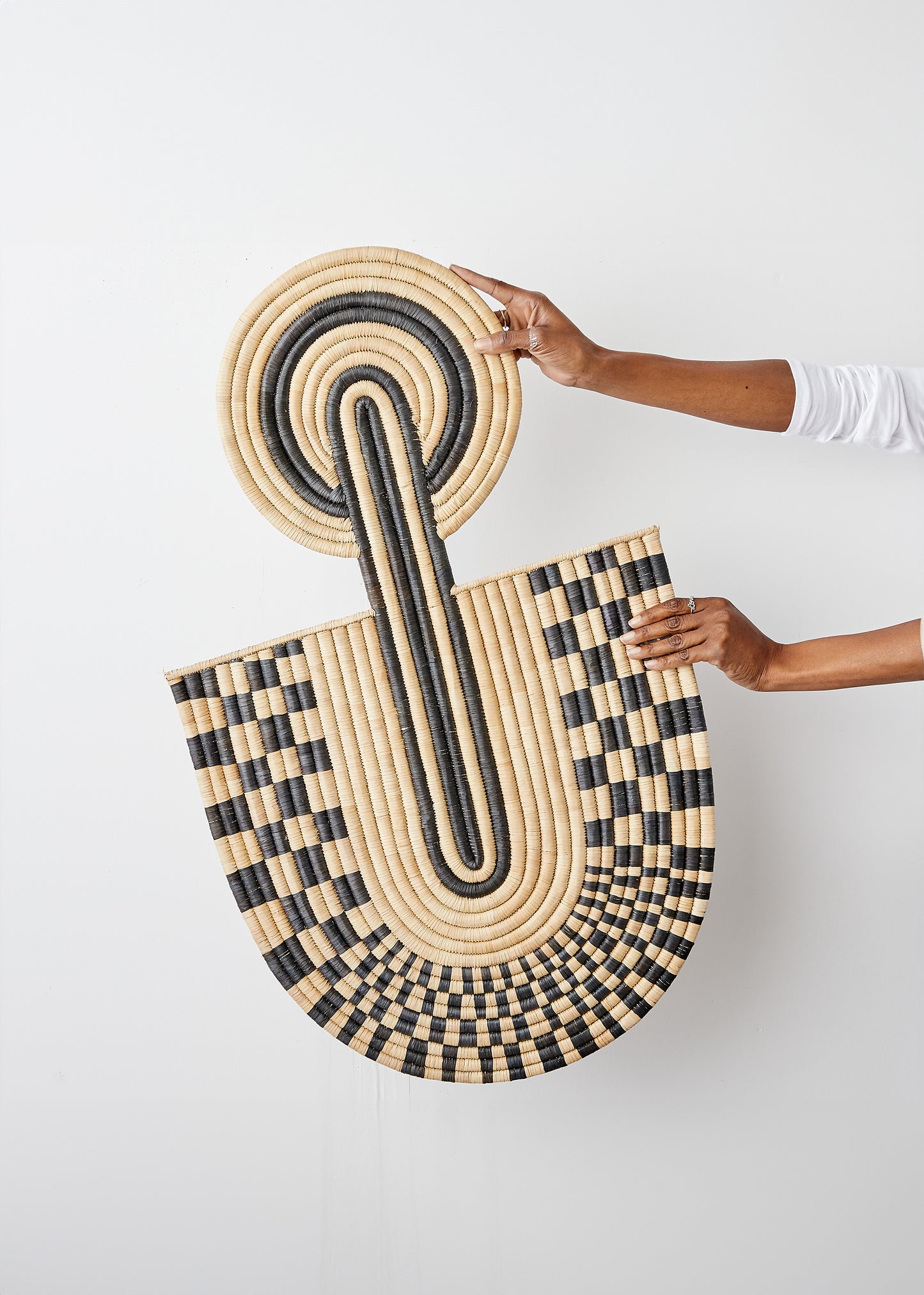 Gewebte Wandkunst in Schwarz und Natur von Maravi