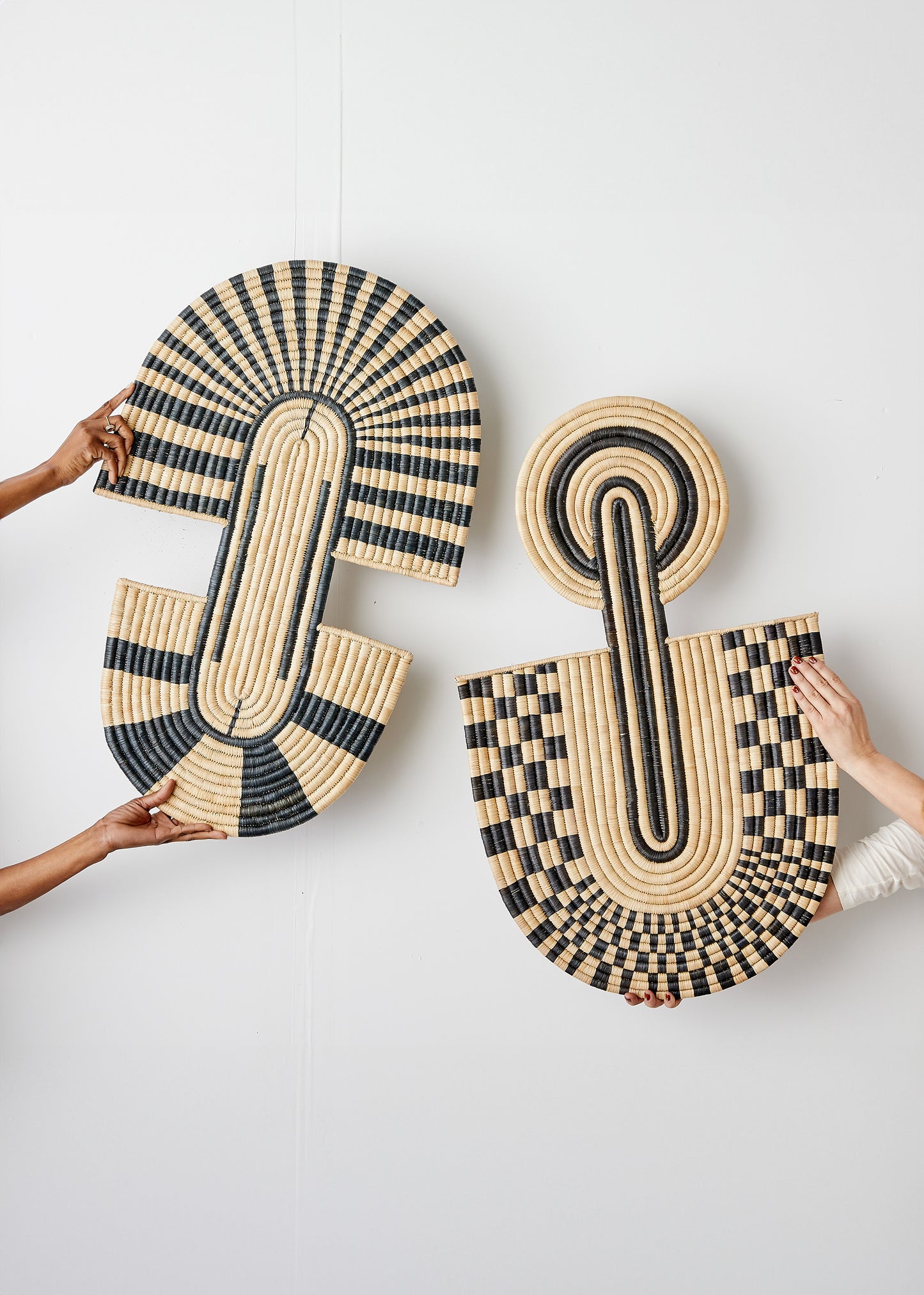 Gewebte Wandkunst in Schwarz und Natur von Maravi