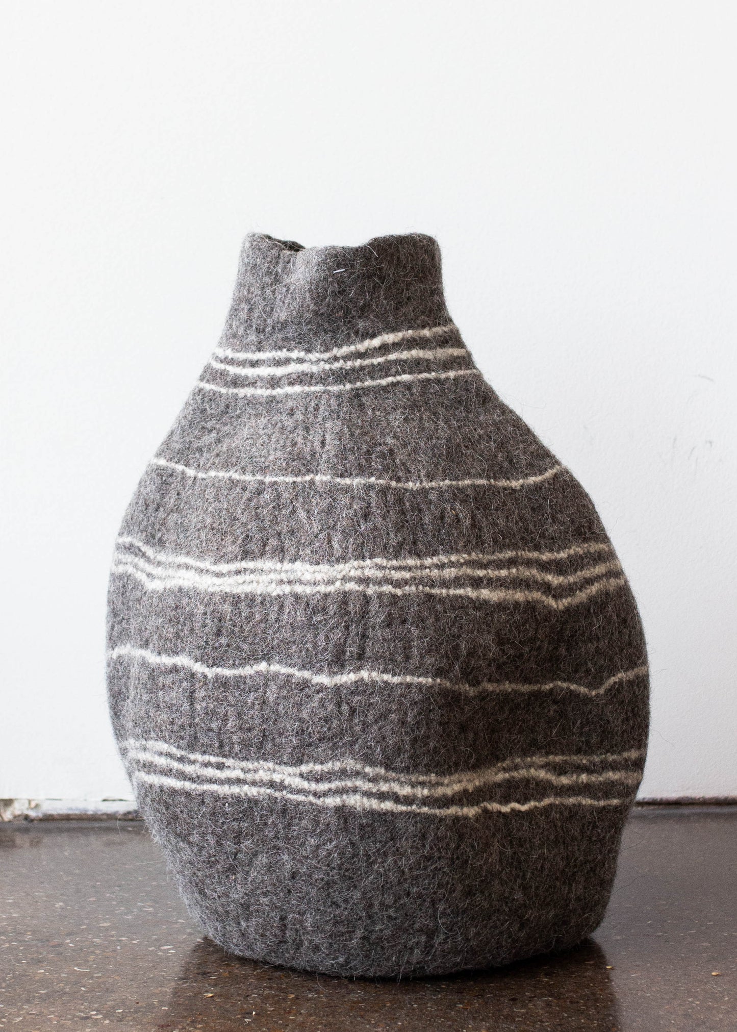 Tribal Lines – Kürbiskorb aus handgefilzter Wolle, Grau