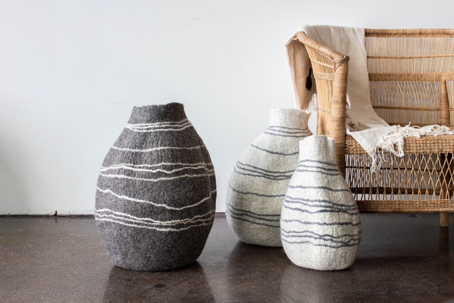 Tribal Lines – Kürbiskorb aus handgefilzter Wolle, Grau