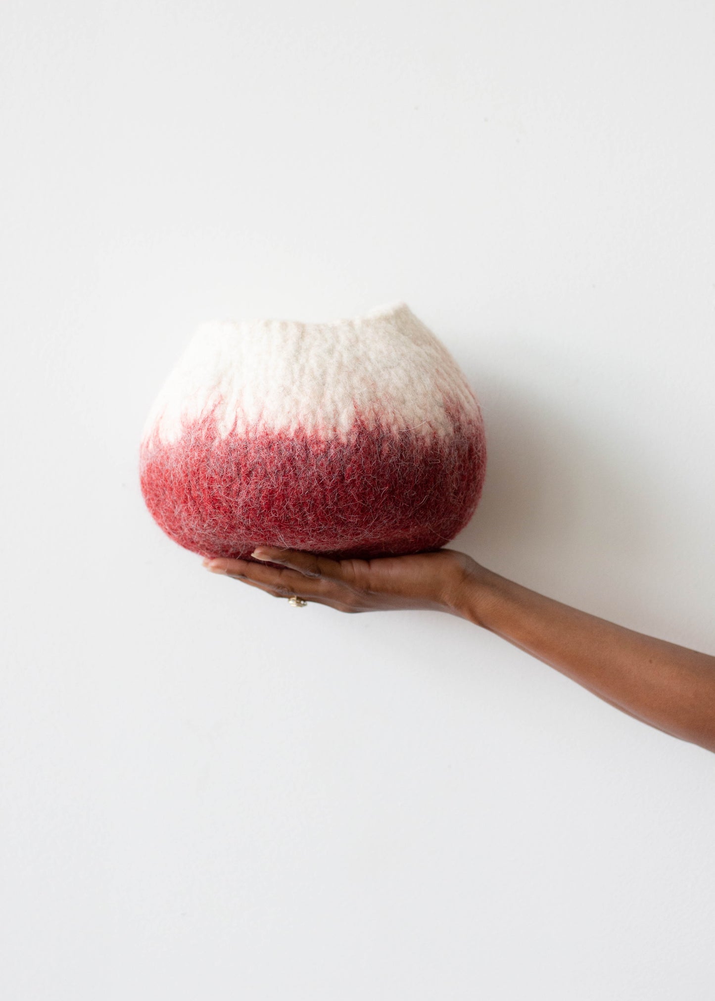 Dekorative Ukhamba-Schale aus Wolle mit Ombre-Muster in Beerenrot