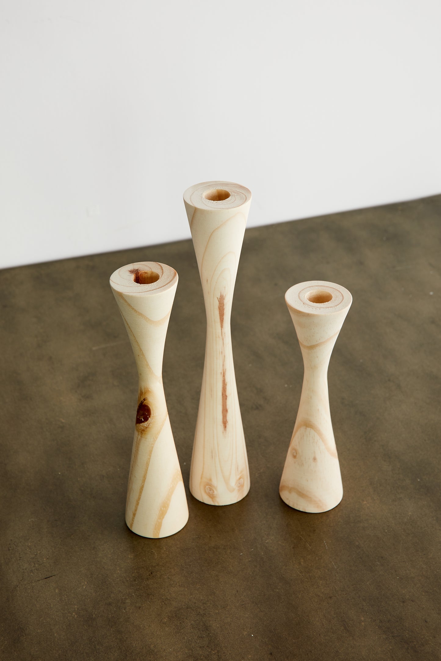 Konischer Kerzenständer aus Holz mit Geo-Muster