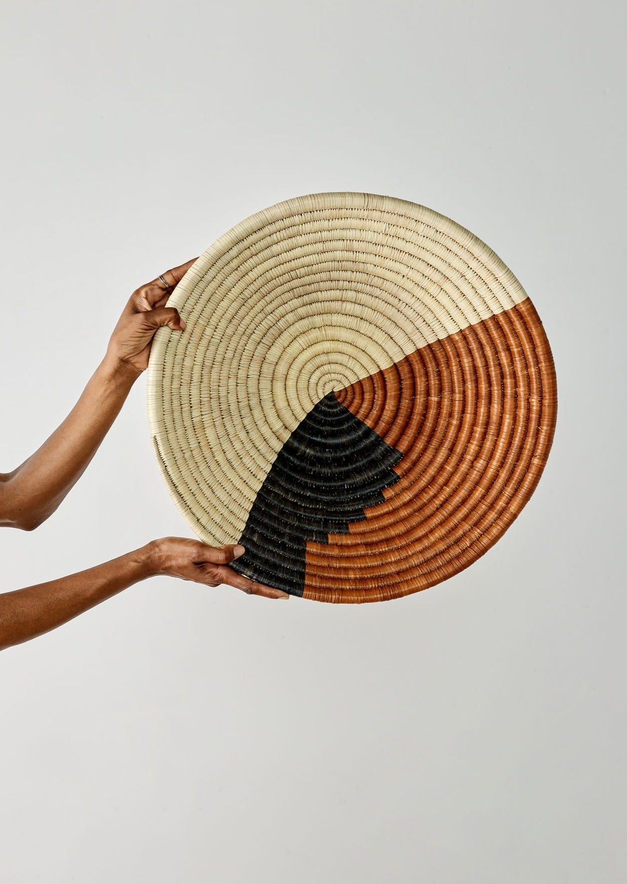 Dreifarbige handgewebte dekorative Schale Mongu