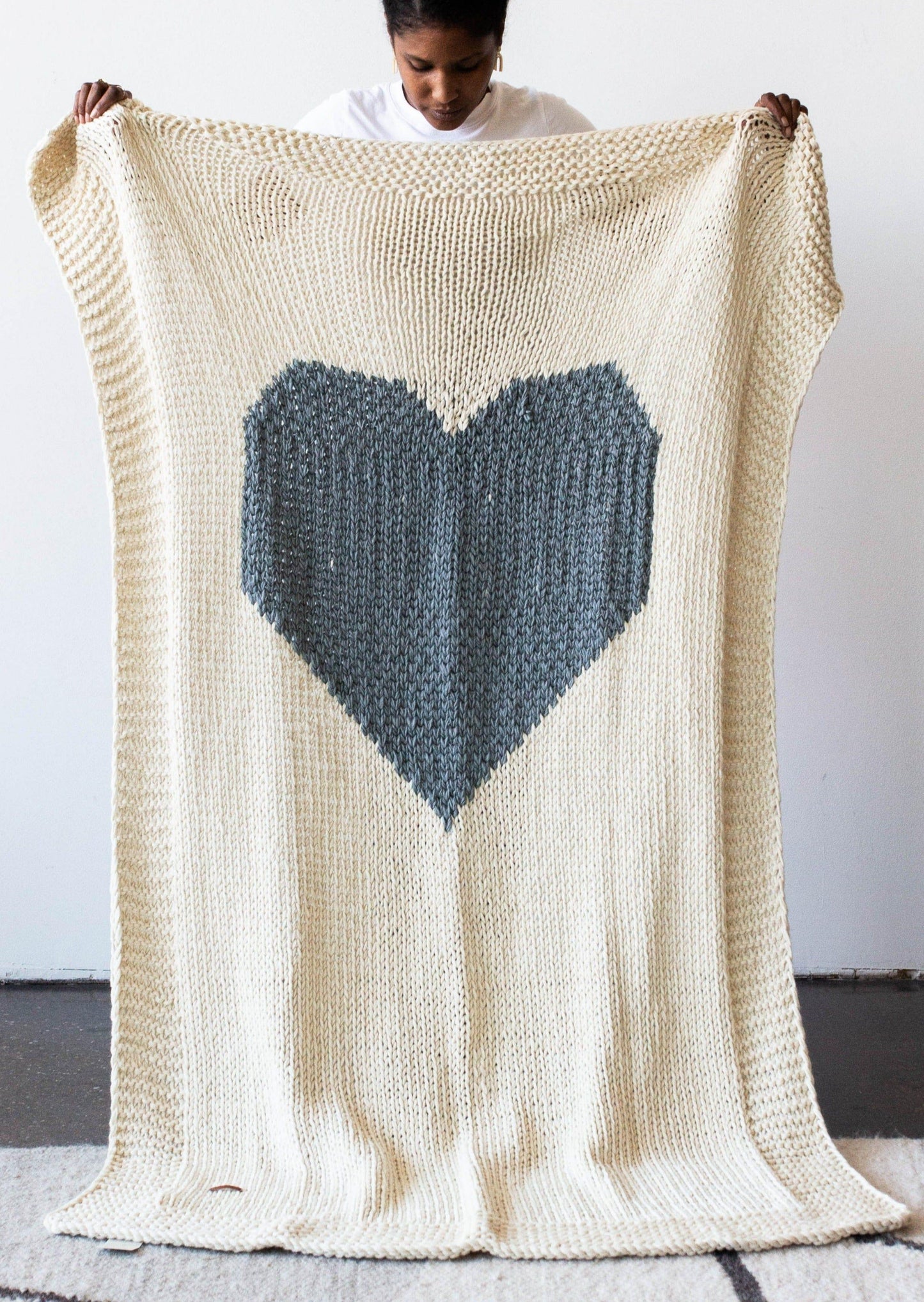Handgestrickte Überwurfdecke aus Merinowolle mit Herzen