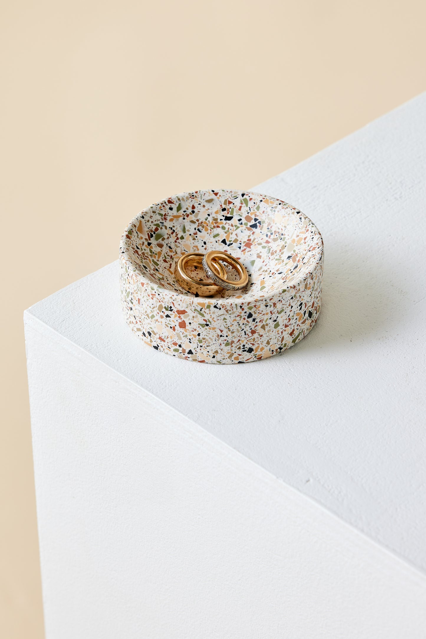 Neutrale Schmuckschale aus Terrazzo