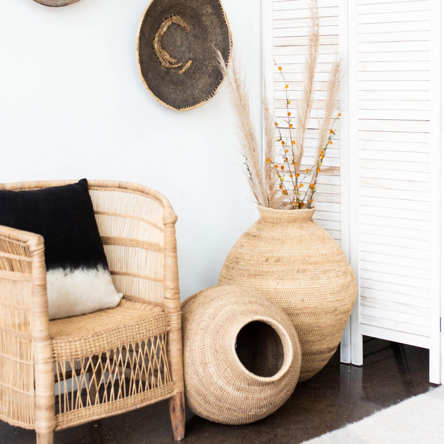 Afrikanischer Statement-Bodenkorb aus geflochtenem Rohrgeflecht von Buhera