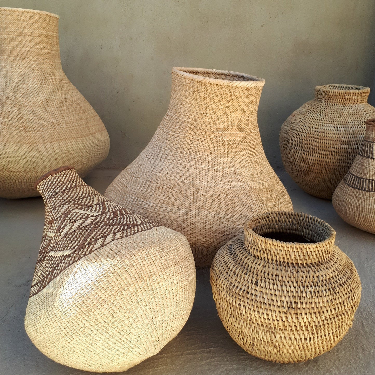 Riesiger geflochtener Korb aus Nongo-Ilala-Palmen