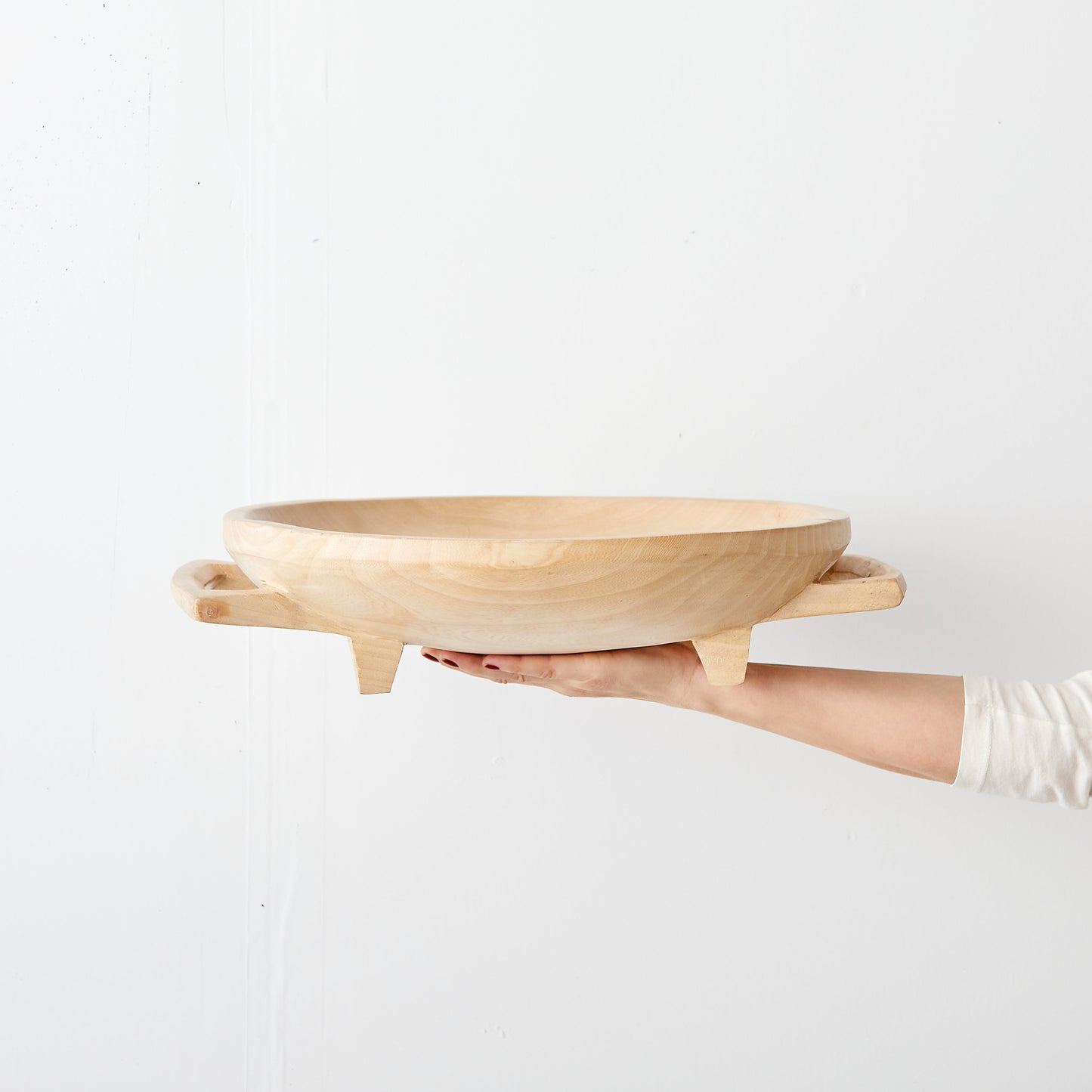 Moderne Servierplatte aus Holz: Schwarz & Natur: Runde Servierplatte aus Swasiland