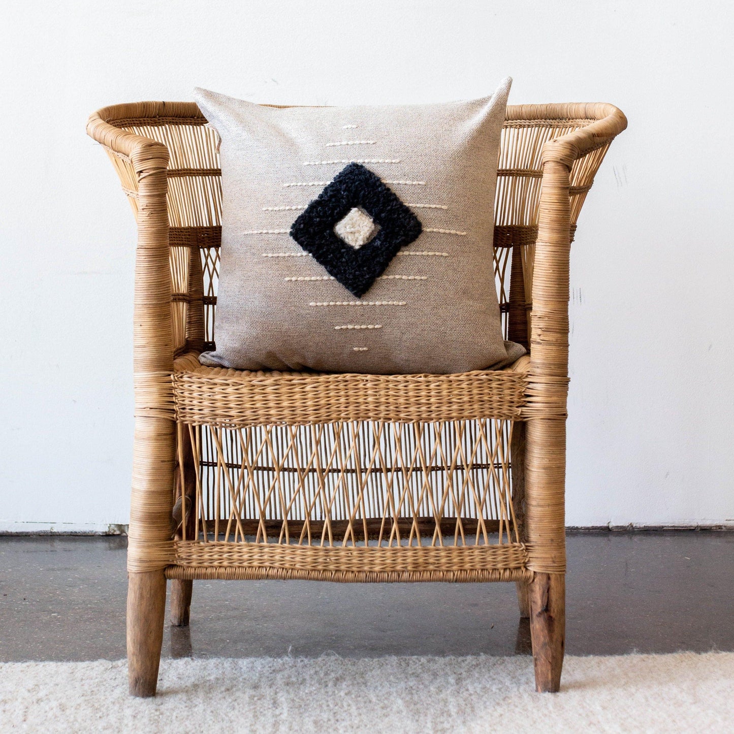 Modernes Boho-Wurfkissen: Weiß, Grau, Khanya-Wurfkissen