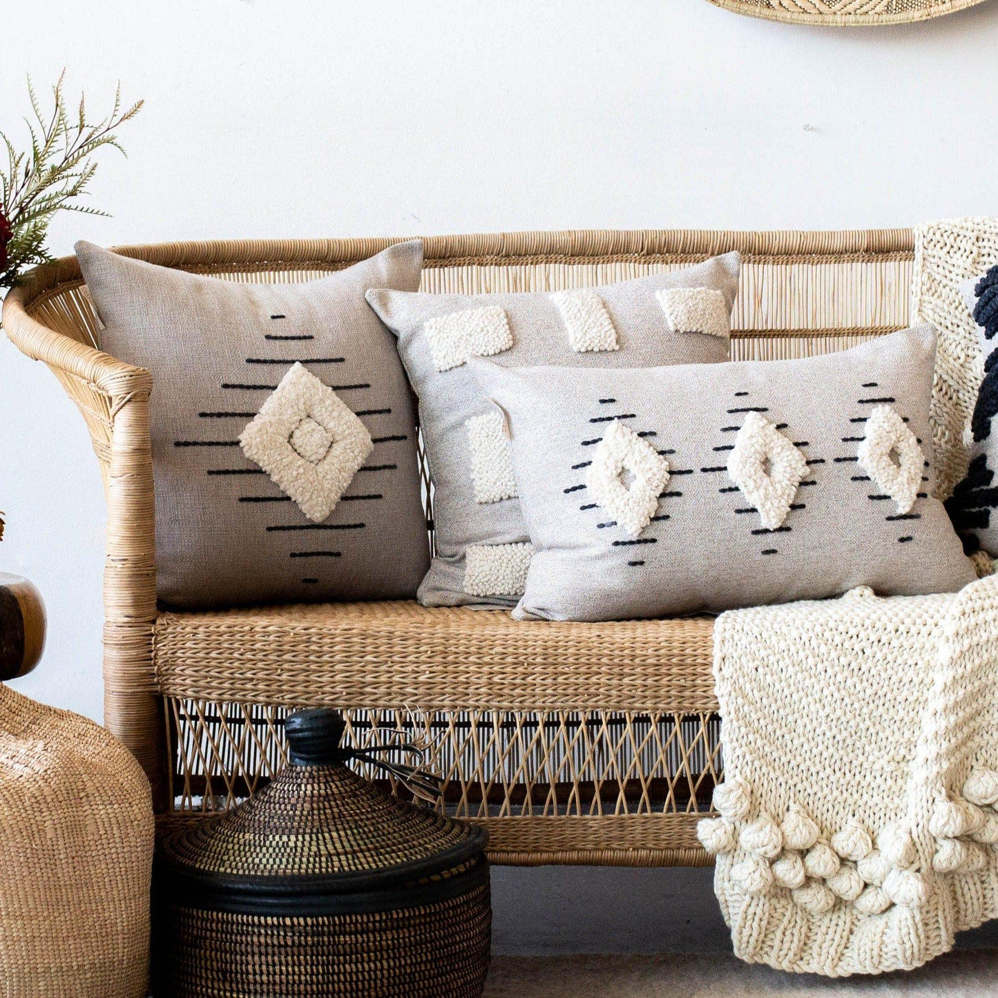 Modernes Boho-Wurfkissen: Weiß, Grau, Khanya-Wurfkissen