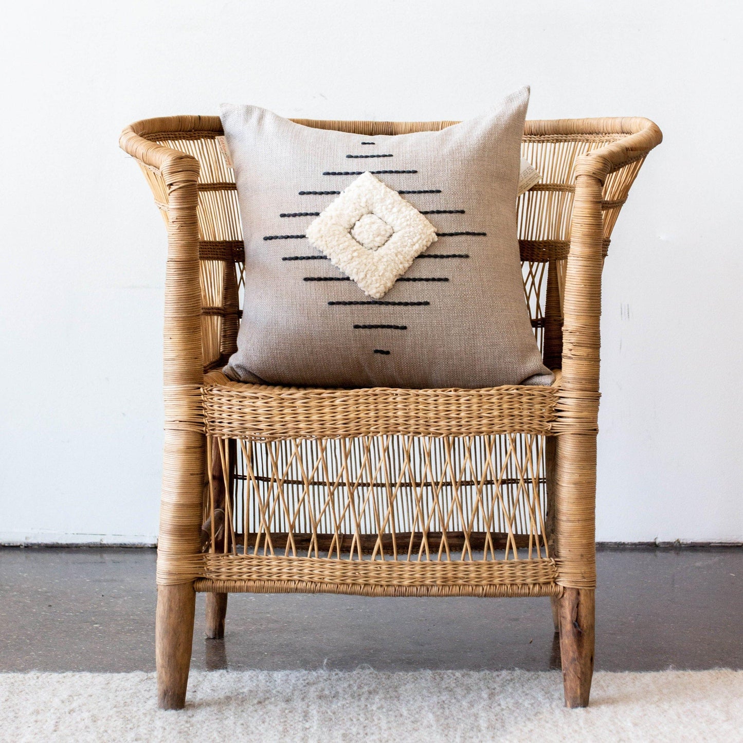 Modernes Boho-Wurfkissen: Weiß, Grau, Khanya-Wurfkissen