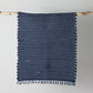 Handgewebte Baumwollmatte „Riverweave“ in Marineblau