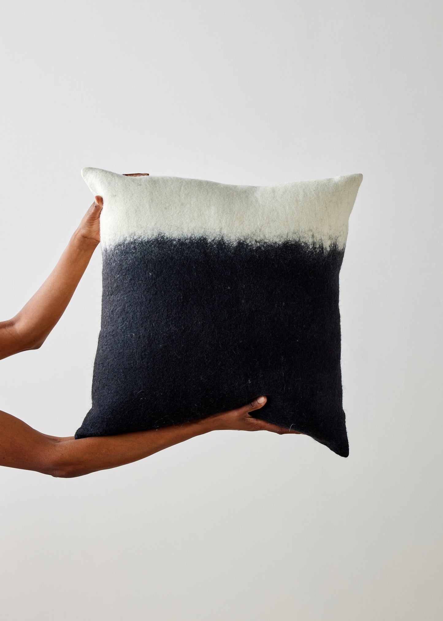 Eclipse Dip-Dyed-Sofakissen aus Bio-Wolle