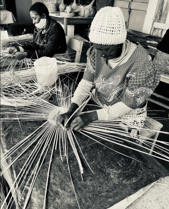 Step into the world of kanju Interiors and discover the exquisite artistry of Garlic Gourd Baskets. Each basket tells a story of skillful craftsmanship and cultural heritage, hailing from the vibrant city of Bulawayo, Zimbabwe. These unique and captivating baskets bring a touch of African elegance and functionality to your home.The Garlic Gourd Baskets are meticulously handcrafted by talented artisans who have honed their skills through generations. The process begins with the selection of locally grown gou