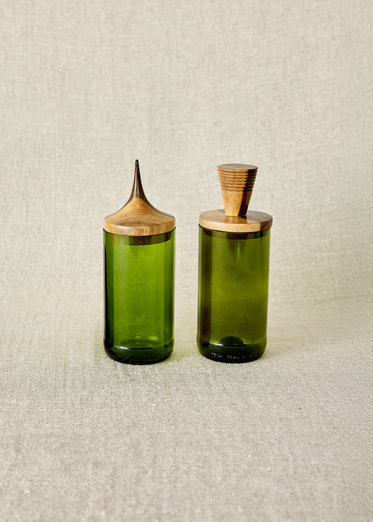 Grüne Apothekergläser mit Holzdeckel – Kanju Interiors