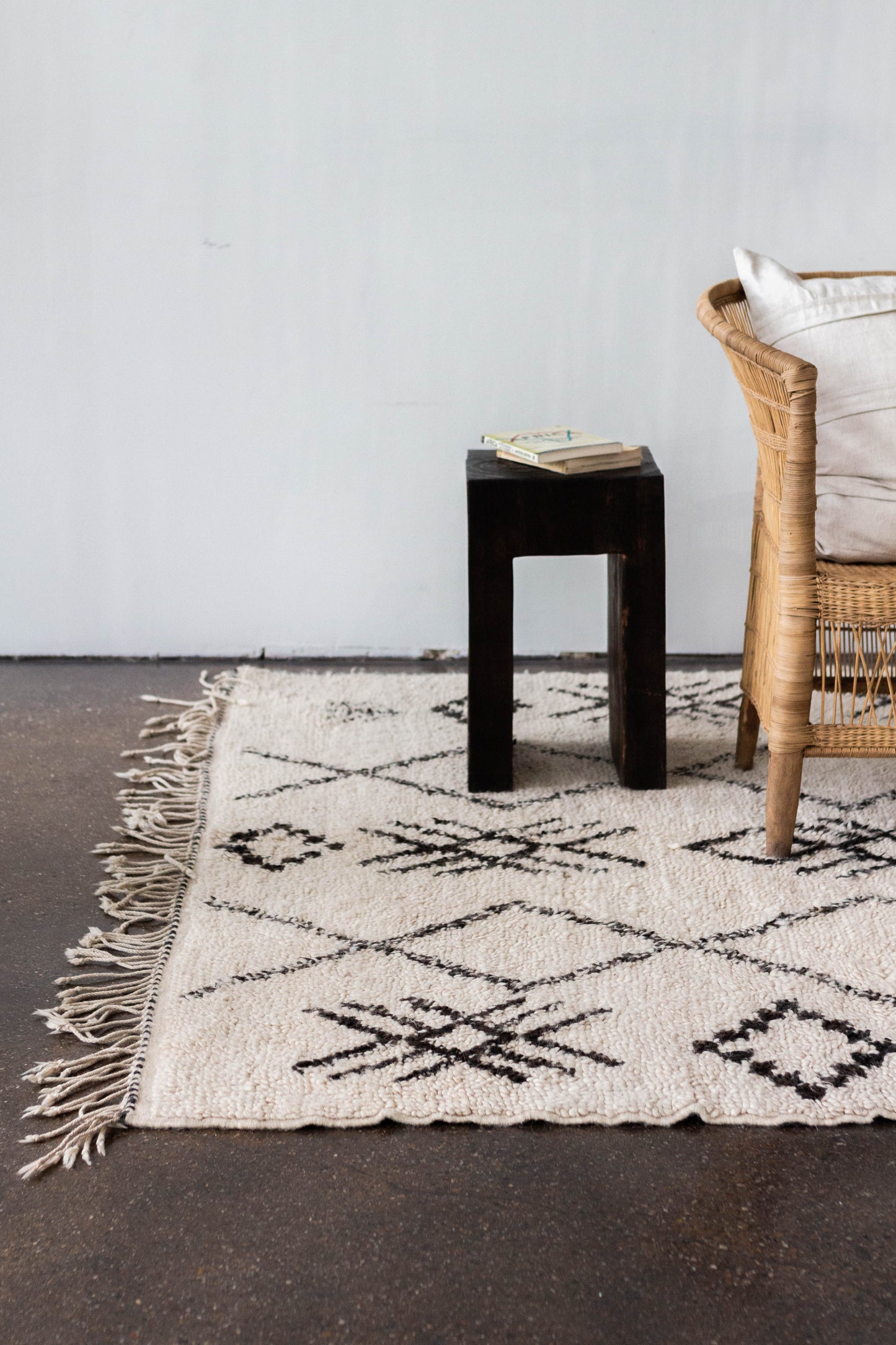 Ring Knot Weave Berber Rug with Tassel