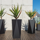 Großer moderner schwarz-weißer Blumentopf: The Boss Outdoor Planter 