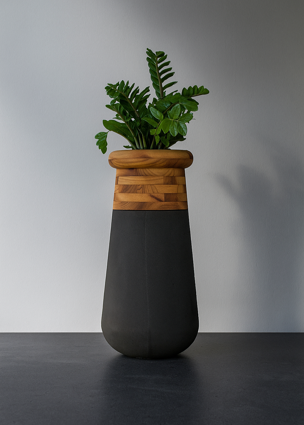 Kleine, mittlere und große Pflanzgefäße mit Holzplatte: Soma Pflanzgefäße mit Holzplatte