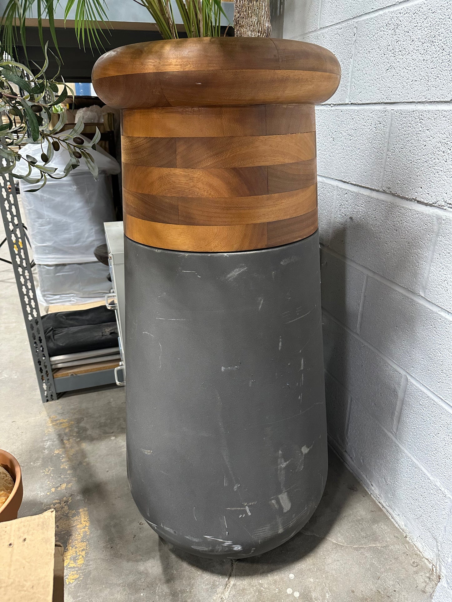 Kleine, mittlere und große Pflanzgefäße mit Holzplatte: Soma Pflanzgefäße mit Holzplatte