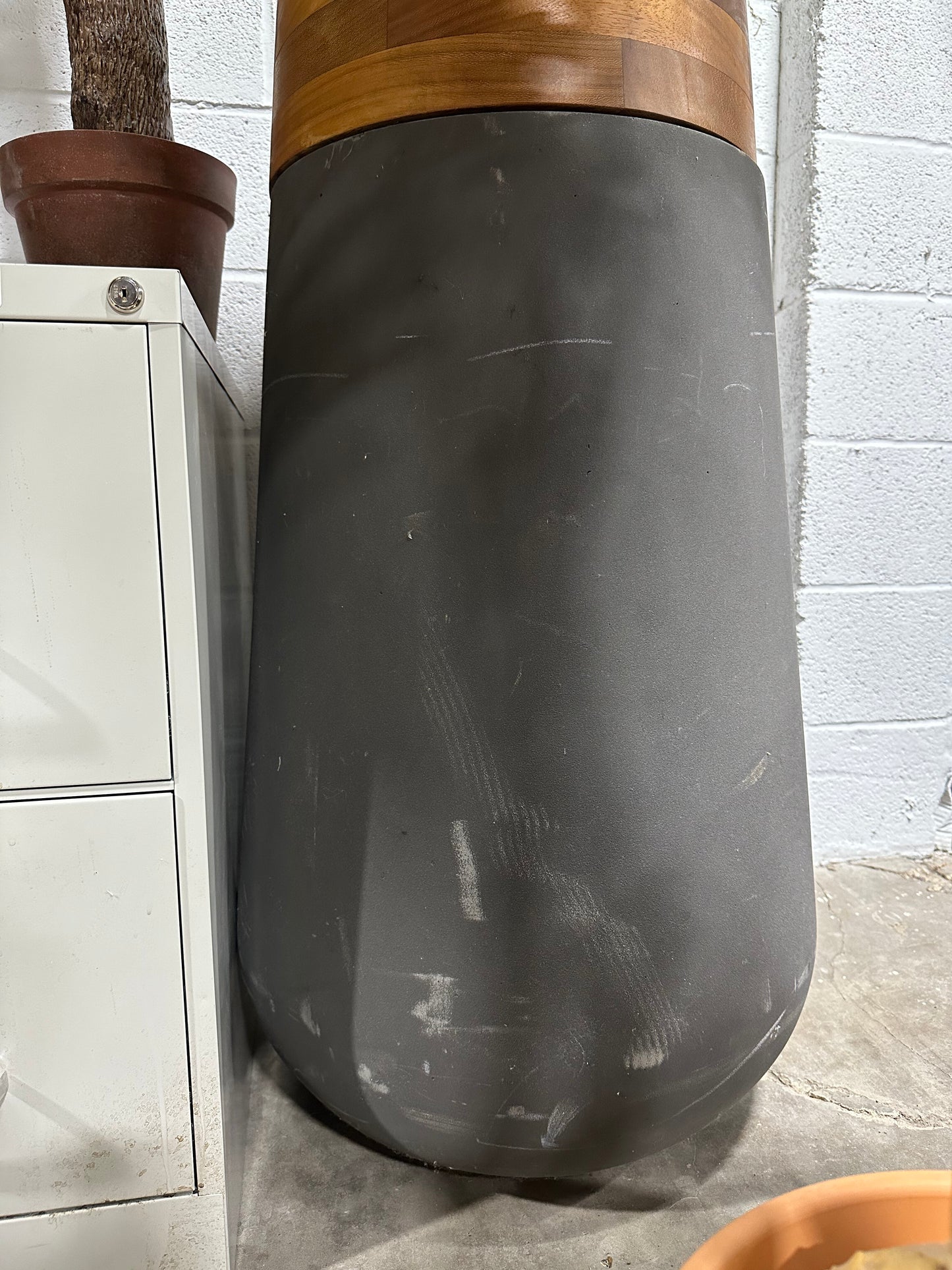 Kleine, mittlere und große Pflanzgefäße mit Holzplatte: Soma Pflanzgefäße mit Holzplatte