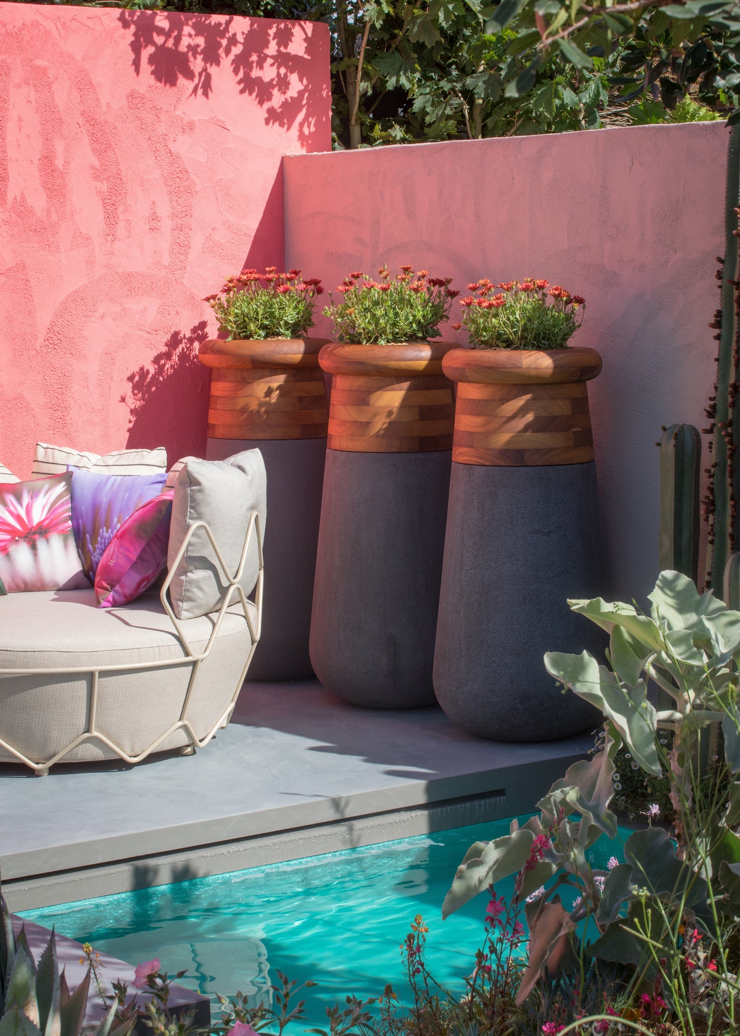 Kleine, mittlere und große Pflanzgefäße mit Holzplatte: Soma Pflanzgefäße mit Holzplatte