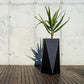 Großer moderner schwarz-weißer Blumentopf: The Boss Outdoor Planter 