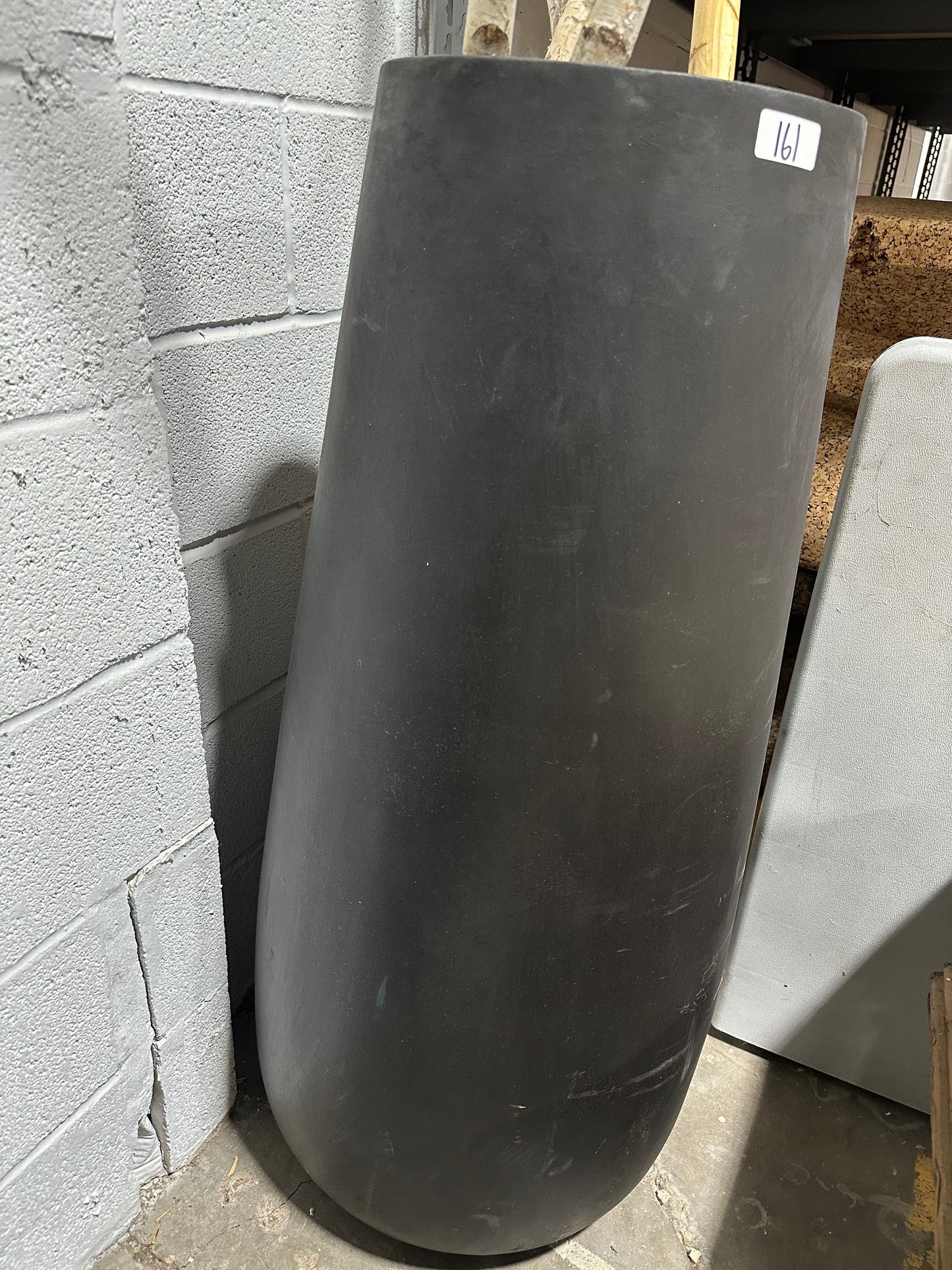 Pflanzkübel aus Beton von Tuber