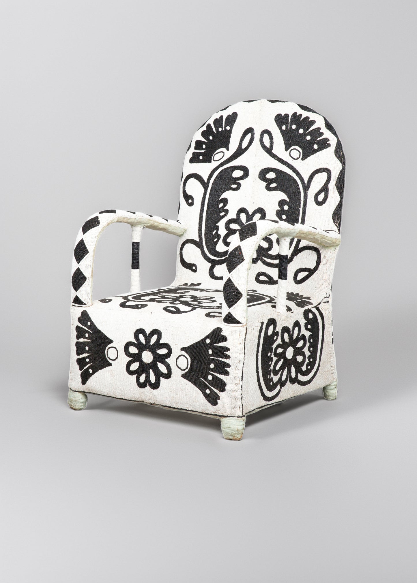 Schwarz-weißer Yoruba-Perlenstuhl