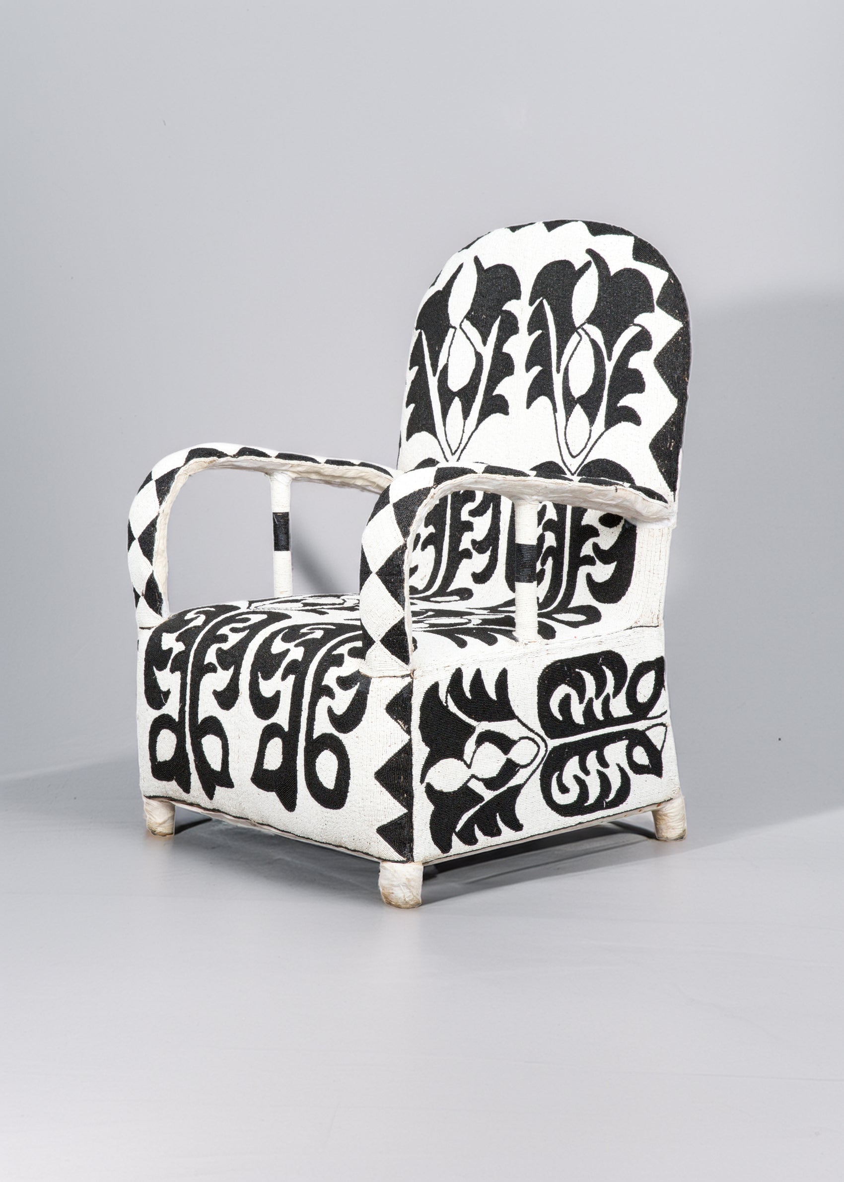 Schwarz-weißer Yoruba-Perlenstuhl