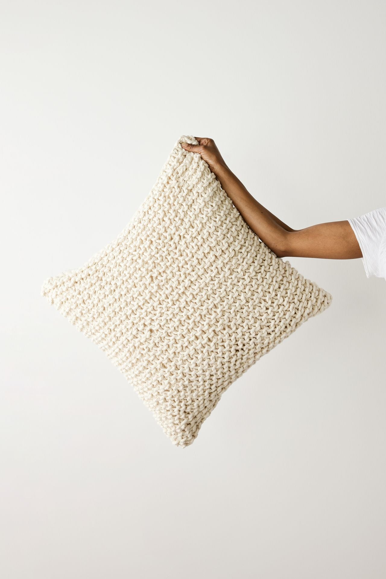 Übergroßes, grobes, handgestricktes Dekokissen